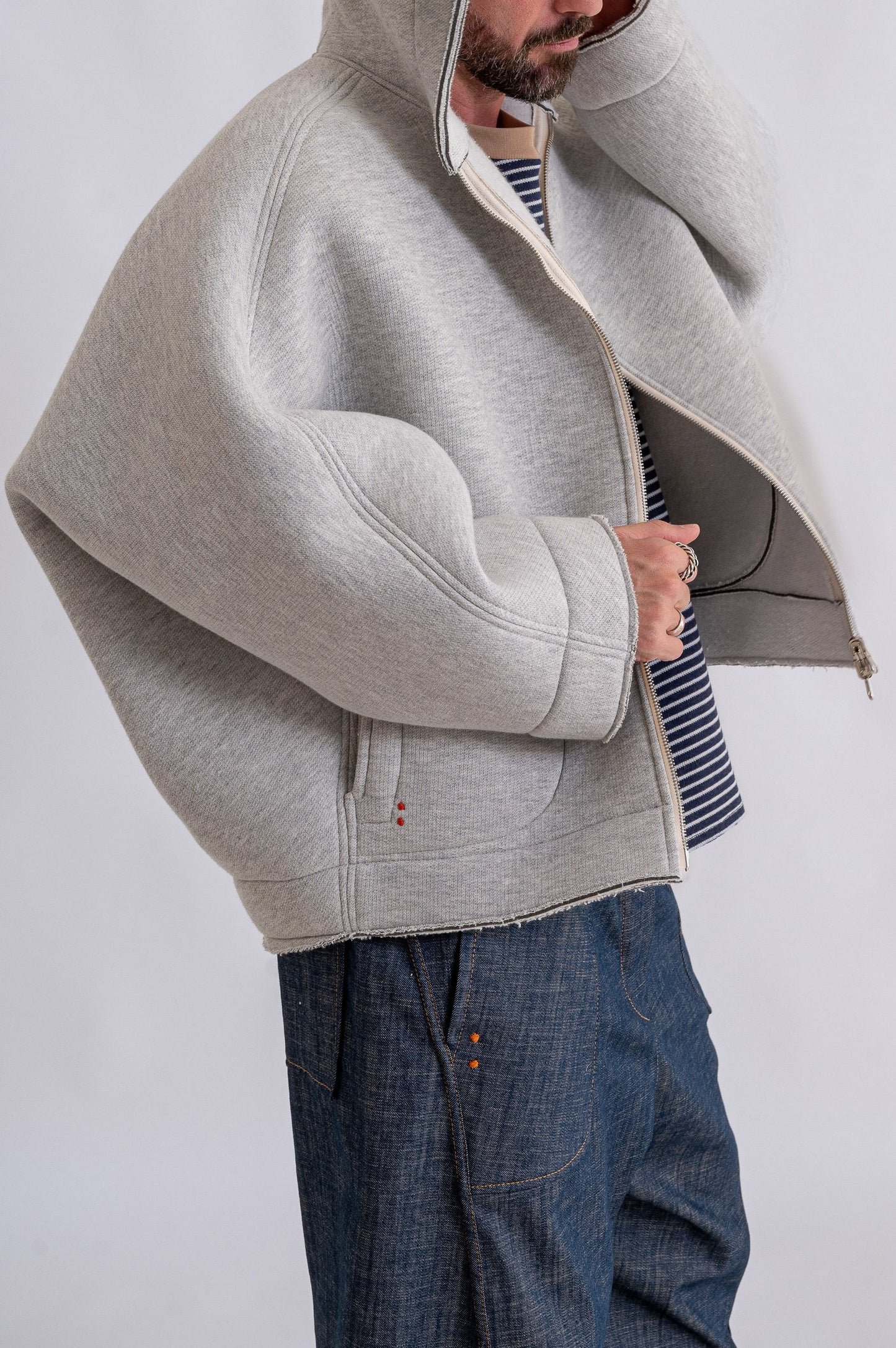 Bomber con cappuccio over modello Re:plica