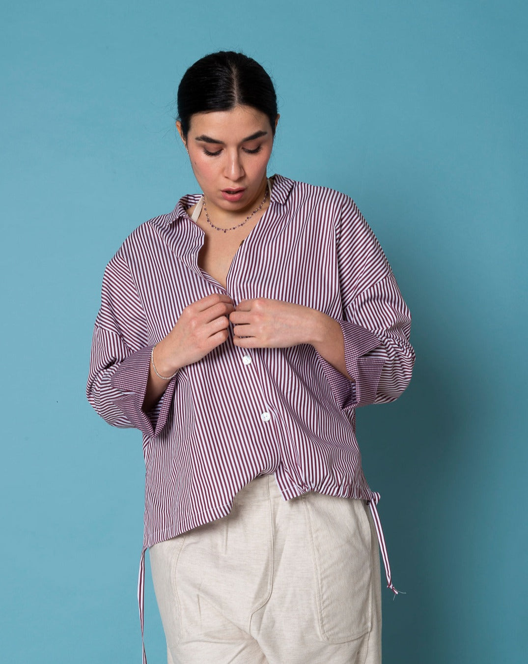 Camicia mod. Re:becca Over a righe con bottoni e coulisse