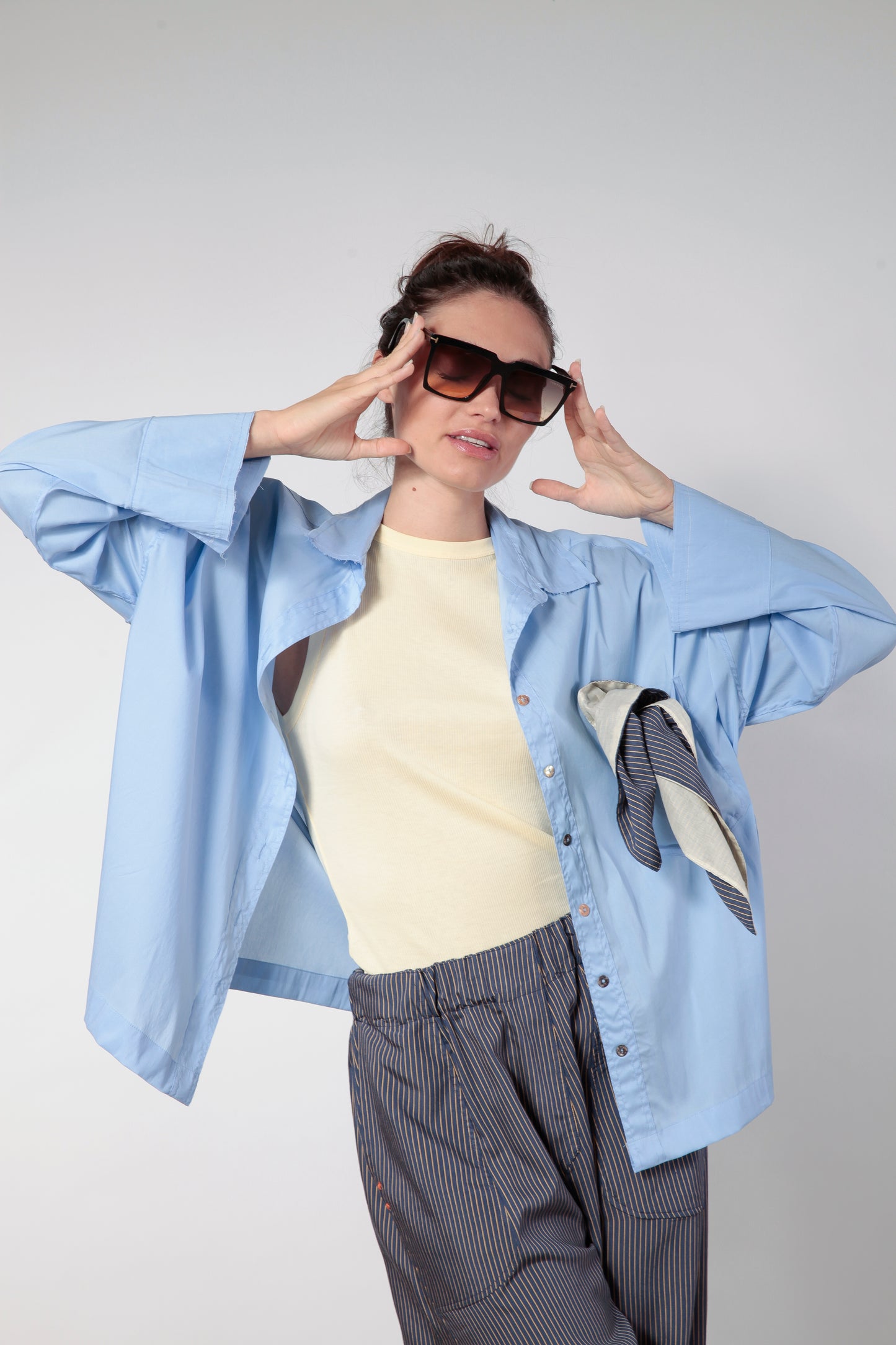 Camicia mod. Re:a azzurra con bottoni e laccetto