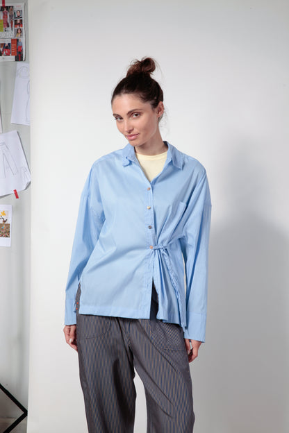 Camicia mod. Re:a azzurra con bottoni e laccetto