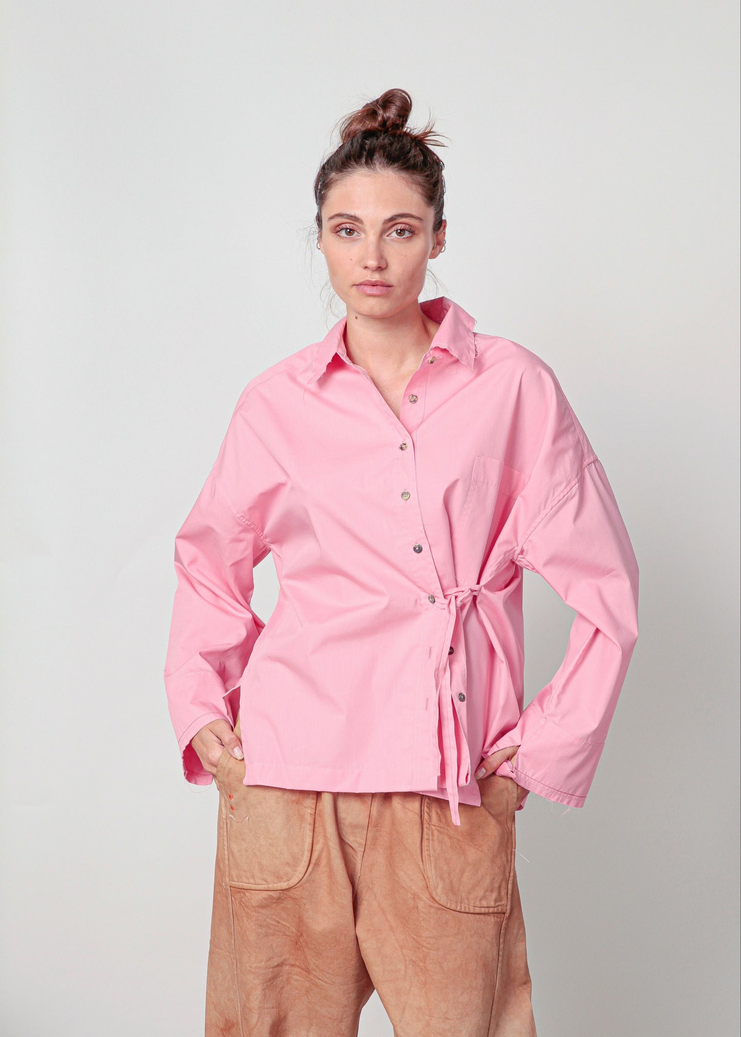 Camicia Mod. Re:a rosa con bottoni e laccetto