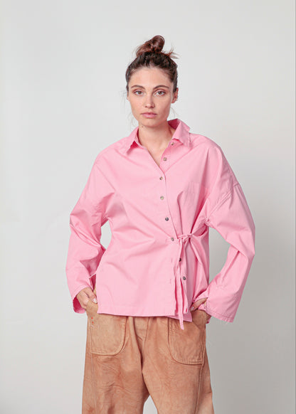 Camicia Mod. Re:a rosa con bottoni e laccetto