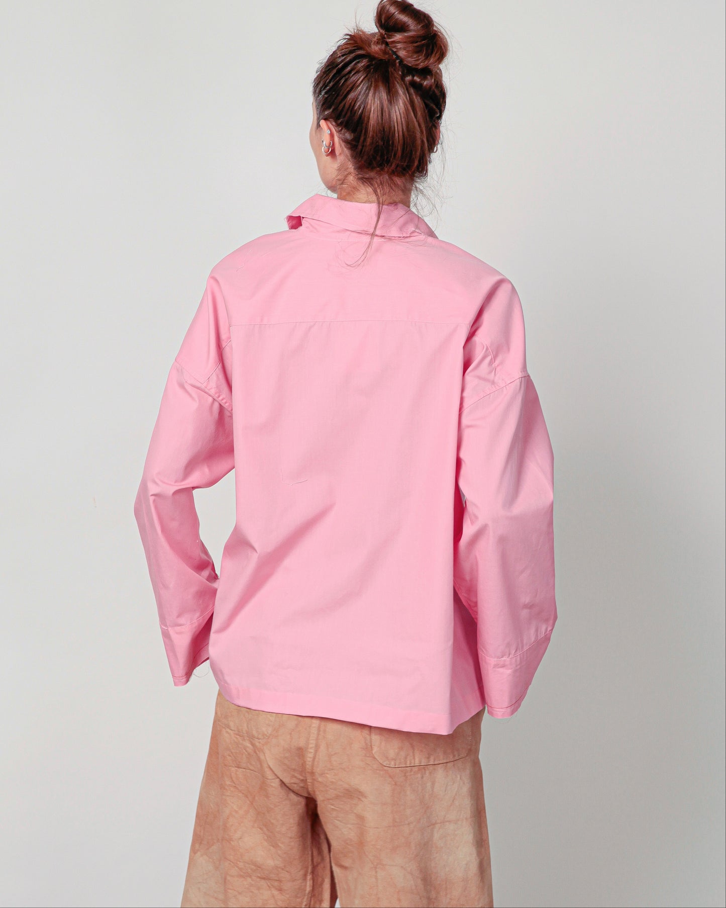 Camicia Mod. Re:a rosa con bottoni e laccetto